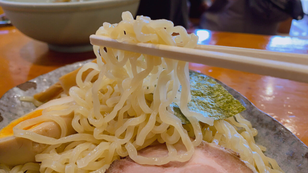 麺は札幌の人気製麺所「西山製麺」の中太縮れ麺を採用